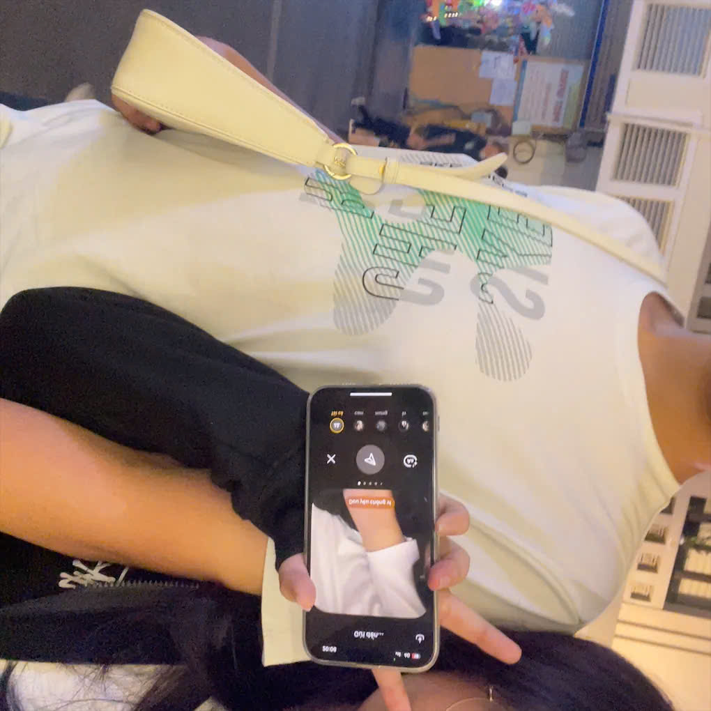 Nụ hôn đầu tiên của bọn mình